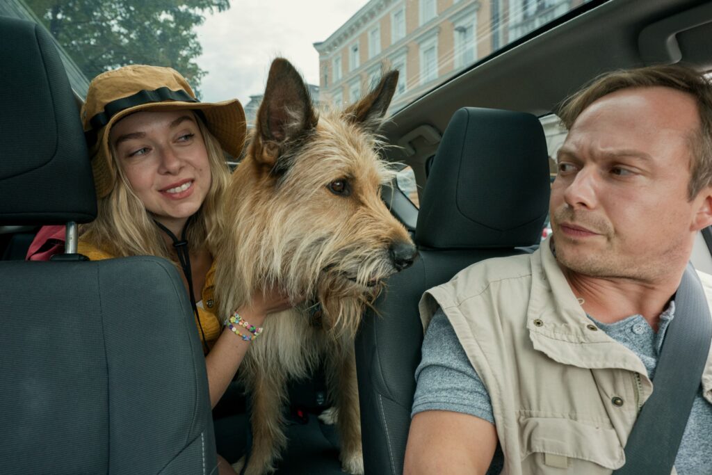 EAT PRAY BARK THERAPIE AUF VIER PFOTEN, Therapie auf 4 Pfoten Olga Film Netflix, 1. April 2026, Alexandra Maria Lara, Devid Striesow, Rurik Gislason, Anna Herrmann Doga Gürer, Kerim Waller, Marco Petry, Marc Achenbach, Olga Film, Viola Jäger, Marina Schiller,